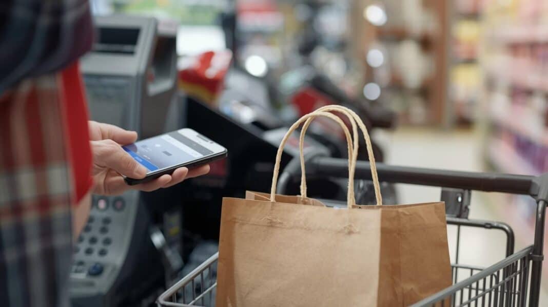 Bankkarte und Smartphone am Küchentisch ohne Logos