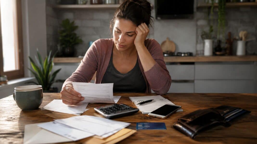 Finanzieller Engpass: Was du vermeiden solltest, wenn das Geld knapp wird Finanzieller Engpass – Rechnungen prüfen und Fehler vermeiden